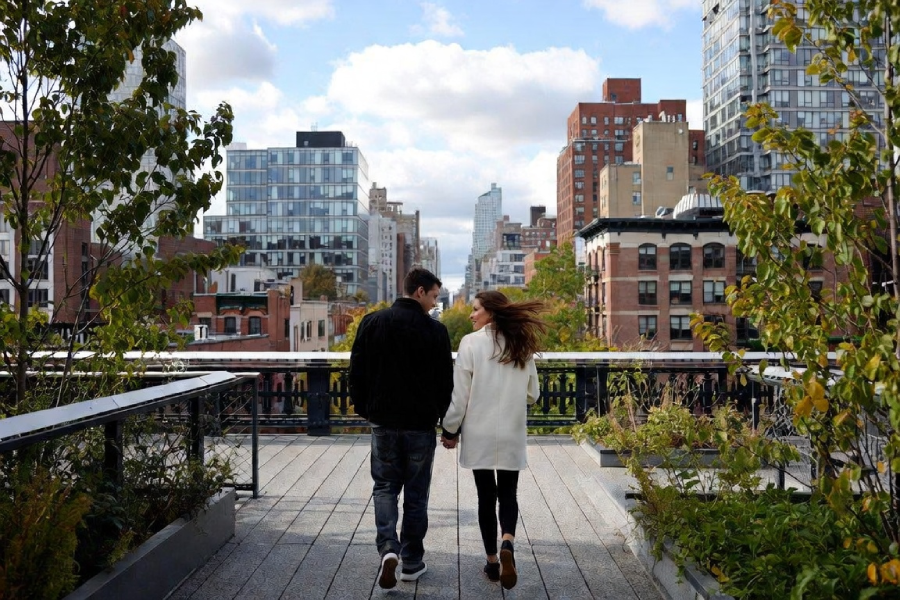couple walking on the skyline in nyc
